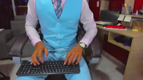 Snapshot of hiddenoffice chatting on December 24, 12:22 am George online show from December 24, 12:22 am