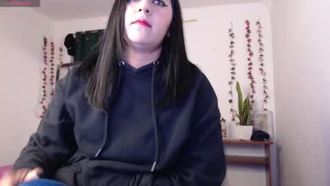 hilaril18 online show from June 26, 8:57 pm