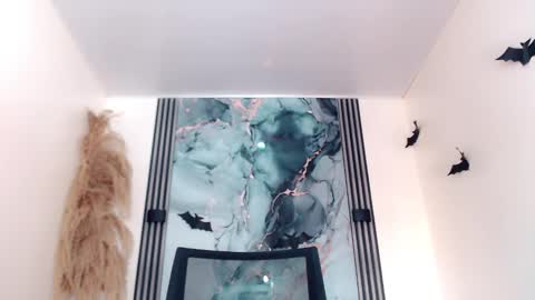 Hilary Avilan online show from November 4, 7:13 pm