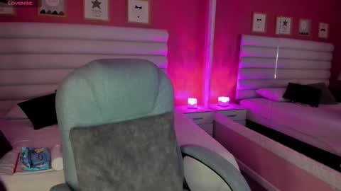 hilary_tailor online show from October 10, 11:09 am