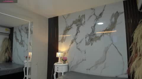 Hilary Thomsom online show from March 9, 11:58 am