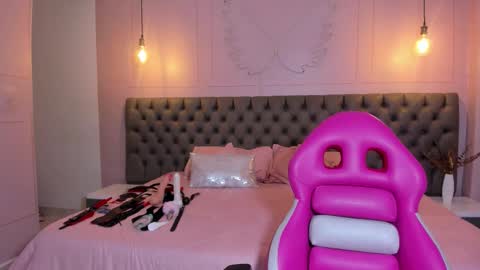 Hillary  online show from February 19, 3:46 am