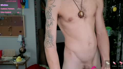 Snapshot of hippie_luver chatting on August 3, 11:37 am hippie_luver online show from August 3, 11:37 am
