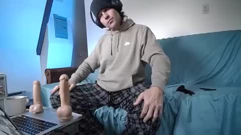 Snapshot of hippiezen chatting on February 8, 6:22 pm Hippie Jijm online show from February 8, 6:22 pm