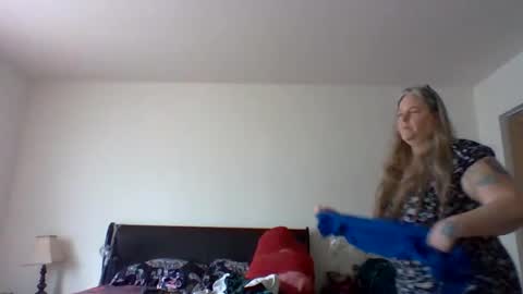 Snapshot of hippysnewhere chatting on April 29, 2:54 pm hippysnewhere online show from April 29, 2:54 pm