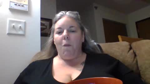 Snapshot of hippysnewhere chatting on June 3, 8:39 am hippysnewhere online show from June 3, 8:39 am