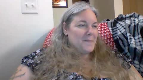 Snapshot of hippysnewhere chatting on June 8, 11:38 pm hippysnewhere online show from June 8, 11:38 pm