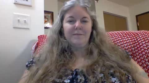 Snapshot of hippysnewhere chatting on June 9, 11:44 am hippysnewhere online show from June 9, 11:44 am