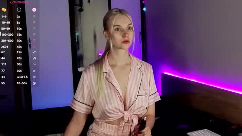 Snapshot of hitchcocianblonde_ chatting on October 1, 6:03 pm Mary online show from October 1, 6:03 pm