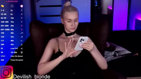 Snapshot of hitchcocianblonde_ chatting on March 24, 6:57 pm Mary online show from March 24, 6:57 pm