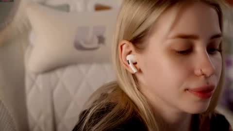 Holly online show from March 18, 7:28 pm