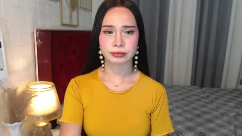 hoelymolly online show from April 8, 6:19 pm