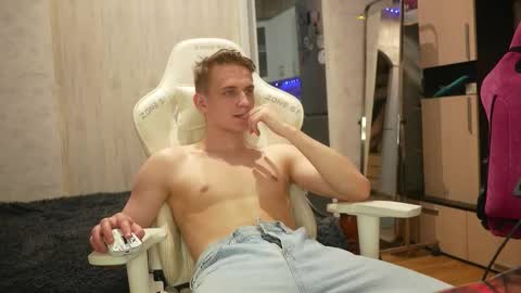 Snapshot of holiday_boys chatting on October 9, 9:13 pm Extaz Athrey Howard online show from October 9, 9:13 pm