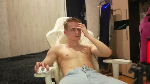 Snapshot of holiday_boys chatting on October 10, 8:30 pm Extaz Athrey Howard online show from October 10, 8:30 pm