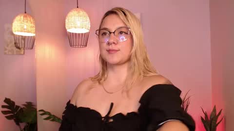 Hollie online show from October 25, 7:41 pm