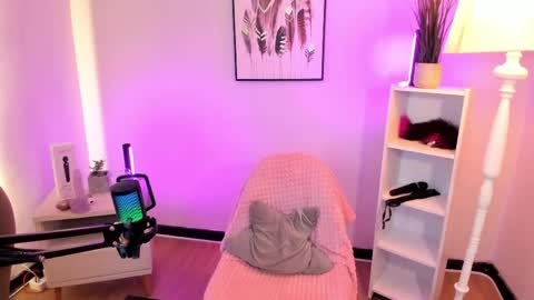 Hollie online show from April 22, 12:07 pm