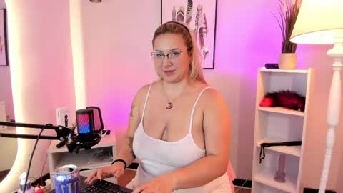 Hollie online show from April 23, 12:29 pm