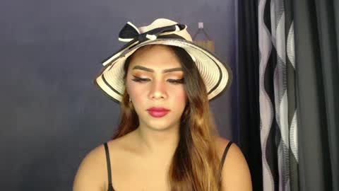 holliescarlet online show from December 22, 3:33 pm