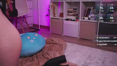 Snapshot of holliwould_ chatting on December 7, 6:48 pm Holli online show from December 7, 6:48 pm