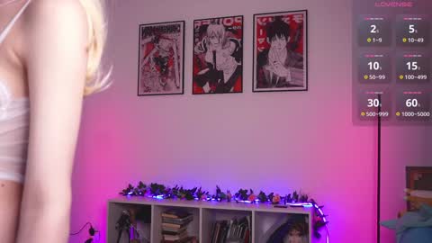 Snapshot of holliwould_ chatting on February 1, 7:02 pm Holli online show from February 1, 7:02 pm