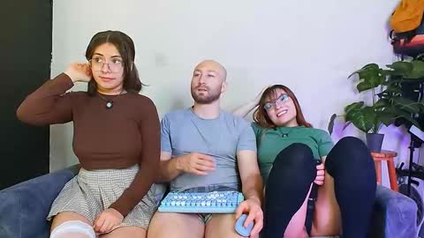 Holly and Honey online show from January 7, 2:30 pm