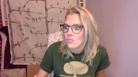 holly_bourbon online show from October 5, 1:37 am