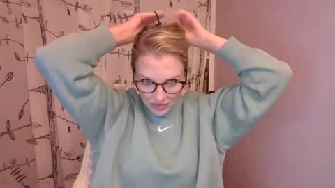 holly_bourbon online show from October 31, 11:50 pm