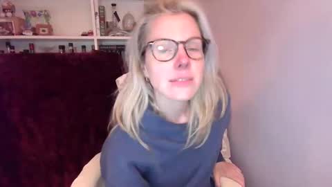 holly_bourbon online show from April 7, 12:55 am