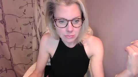 holly_bourbon online show from April 25, 12:24 am