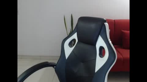 Snapshot of holly_itzel chatting on June 21, 4:04 am Itzel online show from June 21, 4:04 am