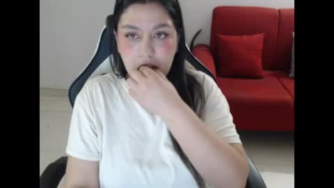 Snapshot of holly_itzel chatting on July 18, 2:05 am Itzel online show from July 18, 2:05 am