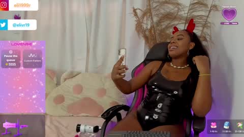 Snapshot of holly_jorda chatting on December 17, 3:06 pm online show from December 17, 3:06 pm