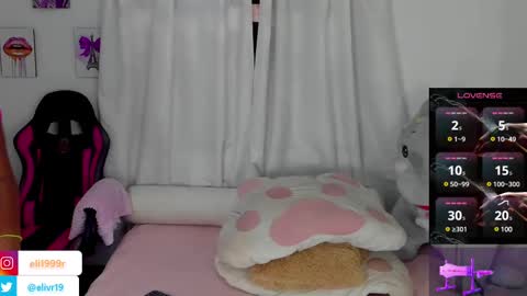 Snapshot of holly_jorda chatting on March 11, 7:36 pm online show from March 11, 7:36 pm