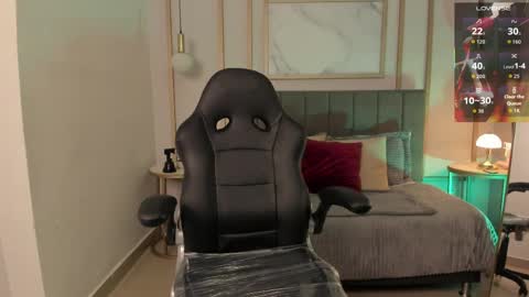 Holly Madisson online show from April 1, 12:50 pm