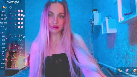 Snapshot of holly_molly8 chatting on January 1, 10:56 pm holly_molly8 online show from January 1, 10:56 pm