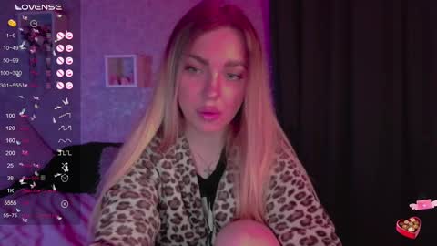 Snapshot of holly_molly8 chatting on February 10, 11:45 pm holly_molly8 online show from February 10, 11:45 pm