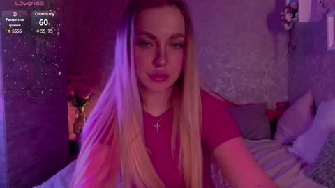 Snapshot of holly_molly8 chatting on February 25, 11:00 pm holly_molly8 online show from February 25, 11:00 pm