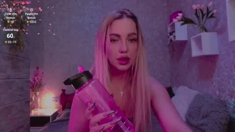 Snapshot of holly_molly8 chatting on September 10, 7:14 pm holly_molly8 online show from September 10, 7:14 pm
