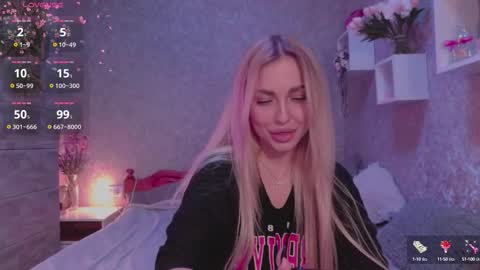 Snapshot of holly_molly8 chatting on October 4, 5:55 pm holly_molly8 online show from October 4, 5:55 pm