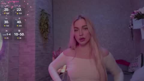 Snapshot of holly_molly8 chatting on October 13, 6:41 pm holly_molly8 online show from October 13, 6:41 pm