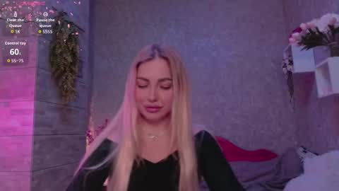 Snapshot of holly_molly8 chatting on October 16, 8:10 pm holly_molly8 online show from October 16, 8:10 pm