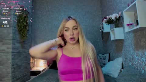 Snapshot of holly_molly8 chatting on October 21, 8:31 pm holly_molly8 online show from October 21, 8:31 pm