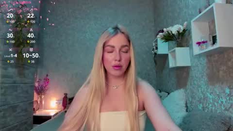 Snapshot of holly_molly8 chatting on October 25, 1:35 am holly_molly8 online show from October 25, 1:35 am