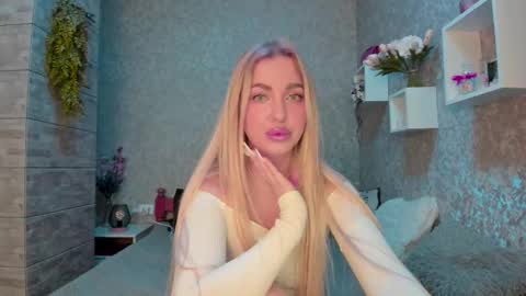 Snapshot of holly_molly8 chatting on October 25, 8:47 pm holly_molly8 online show from October 25, 8:47 pm