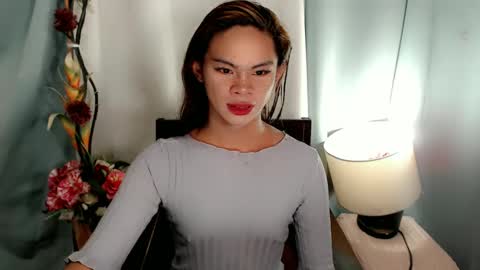 Snapshot of holly_sugar20 chatting on December 2, 1:24 pm Mika Duhay Velat online show from December 2, 1:24 pm