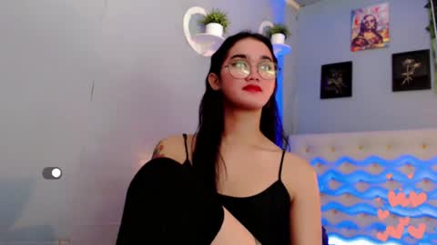 Snapshot of holly_sunshine69 chatting on June 15, 4:25 am Apple online show from June 15, 4:25 am