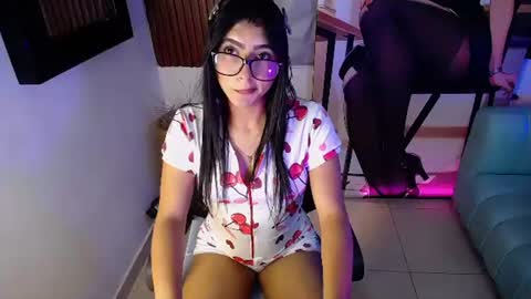 Snapshot of holly_watson_ chatting on June 12, 4:00 am Holly Wastson online show from June 12, 4:00 am