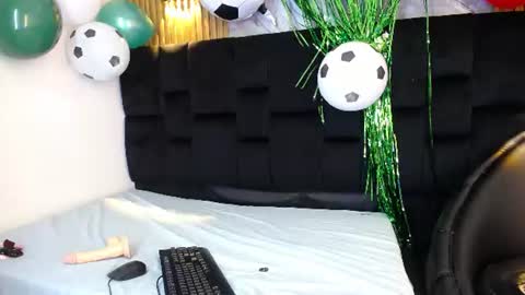 Snapshot of holly_watson_ chatting on June 20, 4:59 am Holly Wastson online show from June 20, 4:59 am