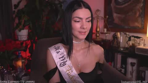 Holly Linder online show from October 18, 1:30 am