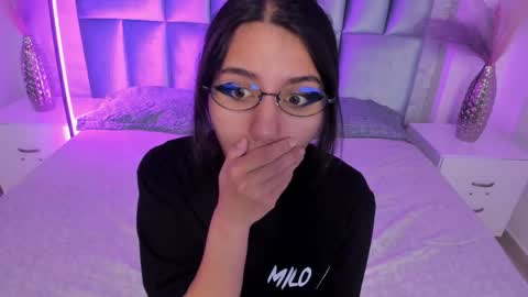 hollypeach_ online show from April 20, 7:37 pm